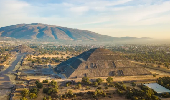 Pyramidy v Teotihuacánu